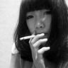 市监局回应女子用烧烤铁签喂狗